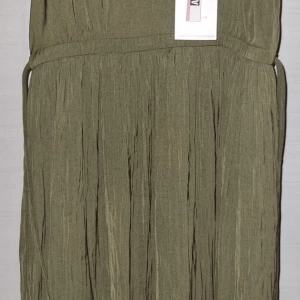 Oanvänd klänning - Oanvänd med alla lappar kvar