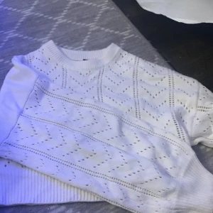 Stickad tröja - Fin stickad tröja som jag vill behålla men.. den är för kort i armarna på mig.❤️Passar större än xs