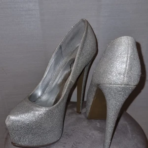 Höga pumps - Endast provade hemma  Klackhöjd 16 cm, plattåhöjd 5,5 cm