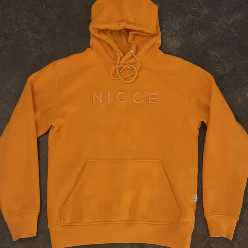 Orange hoodie från Nicce. . Hoodies.