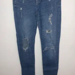 Jättefina Skinny Jeans som vill visa sig där ute för människor. Den här Jeansen har jag själv designat med hålen. Kom ihåg att skriva och fråga mig om det är något ni undrar!🤗