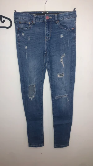 Skinny Jeans - Jättefina Skinny Jeans som vill visa sig där ute för människor. Den här Jeansen har jag själv designat med hålen. Kom ihåg att skriva och fråga mig om det är något ni undrar!🤗