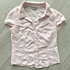 Skjorta - En gullig liten skjorta. Så fin med fina detajer. Passar bäst på Xs-liten m. Köpare står för frakt💌