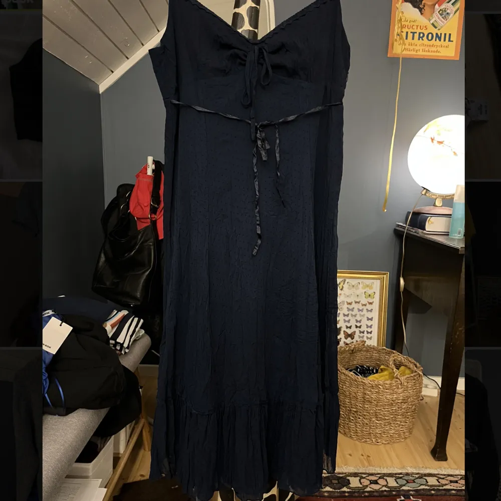 Prickig mörkblå klänning köpt second hand!! Skriv för fler bilder <3. Klänningar.