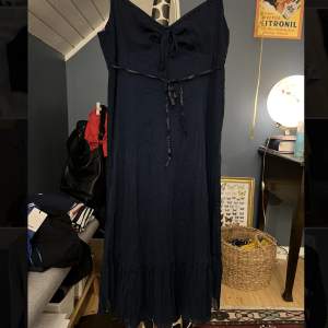 Prickig mörkblå klänning köpt second hand!! Skriv för fler bilder <3