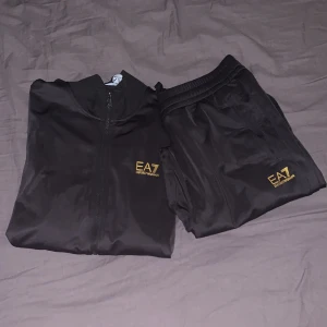 Ea7 tracksuit  - Helt ny  Säljer den pga att den är för liten 