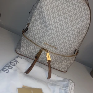 Michael kors  - Michael kors ryggsäck aldrig använd fått den i present men väljer nu att sälja den vidare. Såklart äkta 