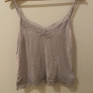 Topp - Supersött lila linne med spets!