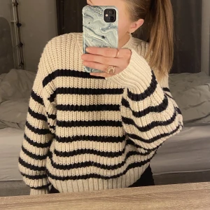 Randig stickad tröja - Säljer min randiga stickade tröja, pågrund av att den inte kommer till användning. Finns inget fel på den då den knappt är använd. Storlek S men känns som M🖤