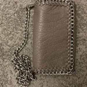 Tiamo väska  - Jag säljer min super fina tiamo väska i denna färg och den minsta storleken😊jag köpte den på Plick i somras i oanvänt skick och har använt den ca 5 gånger så den är knappt använd! Priset kan diskuteras 