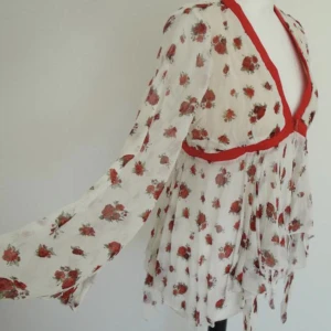 Blommig blus topp - storlek: S. möts i stockholm eller fraktar. 🖤 har inte möjlighet att ta bild hur den ser ut på.