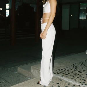 ljusblåa jeans - Ett par jätte snygga jeans ifrån zara. Har en väldigt ljus, blå färg. Byxorna är aldrig använda, men prislappen är inte kvar. Är alltså i nyskick. Är i storlek 40, men skulle säga att de är små i storleken. Säljer för 150kr. Kom privat för fler bilder😘