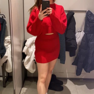 Stickat det från Zara - Jag säljer detta fina stickade setet från Zara då jag endast använt det en gång! Både tröjan och kjolen är i helt nyskick och i supermysigt material