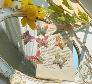 Snygg Fjärils Hårklämma  - Mått ca 3.70*3.10cm  Alla färger kvar  25kr/st . frakt 15kr Samma frakt 