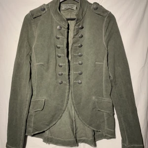 Snygg grön topp  - En snygg vintage fitted grön topp, står inte vart den är ifrån. Det står storlek L men jag skulle inte säga att den är det utan snarare S-M!