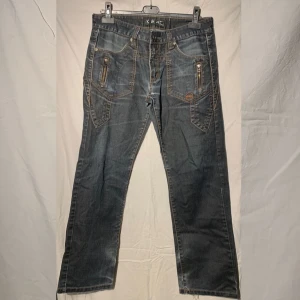 Coola jeans  - Sktisnygga jeans med många coola detaljer. Dom är ifrån K & M Kosmo Lupo, det står dock inte vilken storlek men jag skulle säga M men också S om man vill ha lite bagy stil. Skriv om ni är intresserade och vill ha mått, så skickar jag!