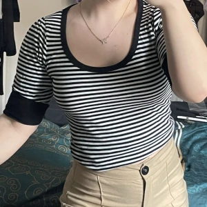 Topp - Randig topp med halvlånga ärmar i storlek small, har vikt upp den lite på bilden så man kan ha den lite längre också 🦋 hör av er vid intresse eller funderingar 💕 spårbar frakt på 29kr tillkommer📦