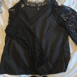 Svart v-ringad tröja  - Svart v-ringad tröja helt oanvänd 