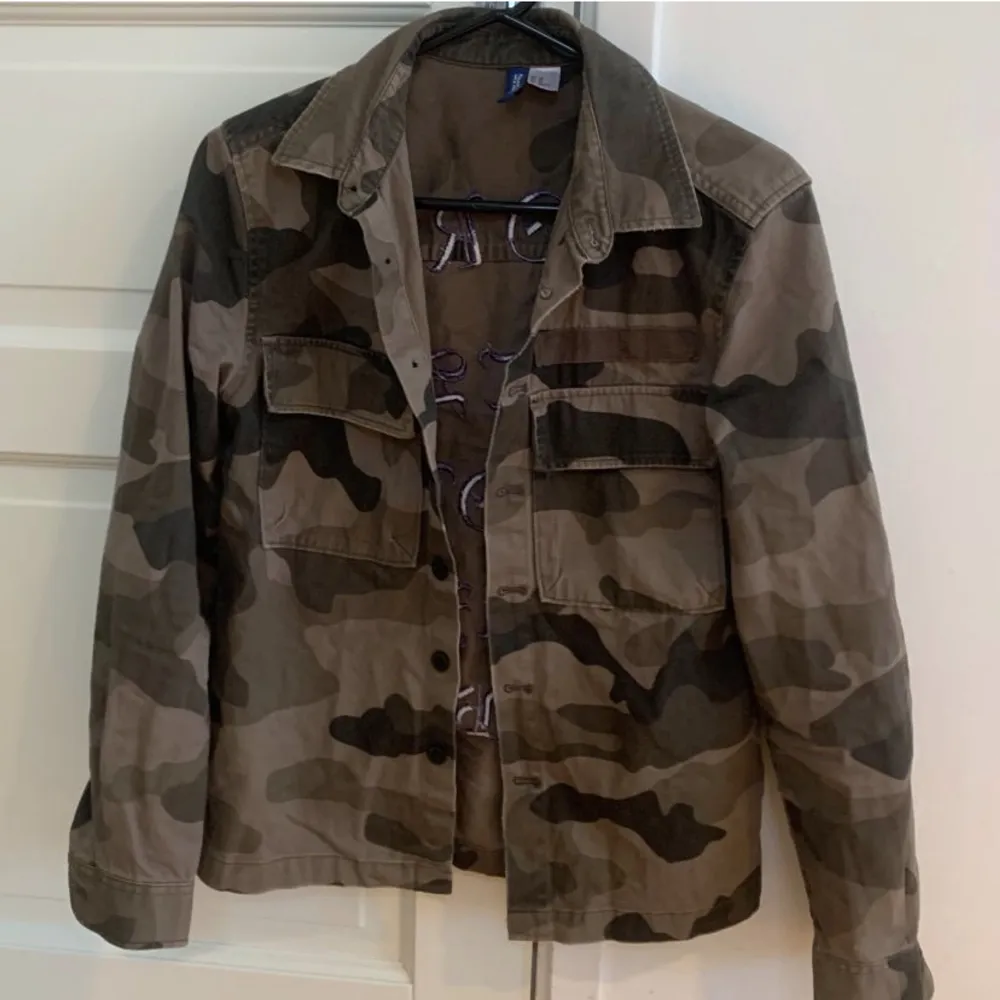 säljer denna coola camouflage jacka, endast använd ett fåtal gånger🥰 är i storlek xs men passar s och m också. Jackor.