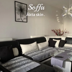Soffa i äkta skin - Soffan är i bra skick. Pallarna och glasbordet följer även med om köparen vill det. Priset kan också diskuteras. Skriv gärna om ni är intresserade😊