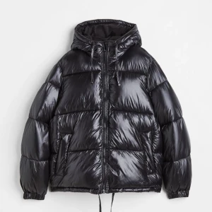 Hm pufferjacka - Kollar intresset på denna populära jackan från hm som är slutsåld på hemsidan. Ej använd med lapp kvar. 