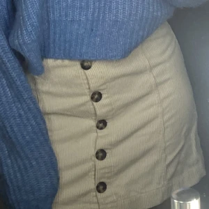 Kjol med knappar - Bra skick men den har blivit lite gul i tonen vilket man ser på första bilden.