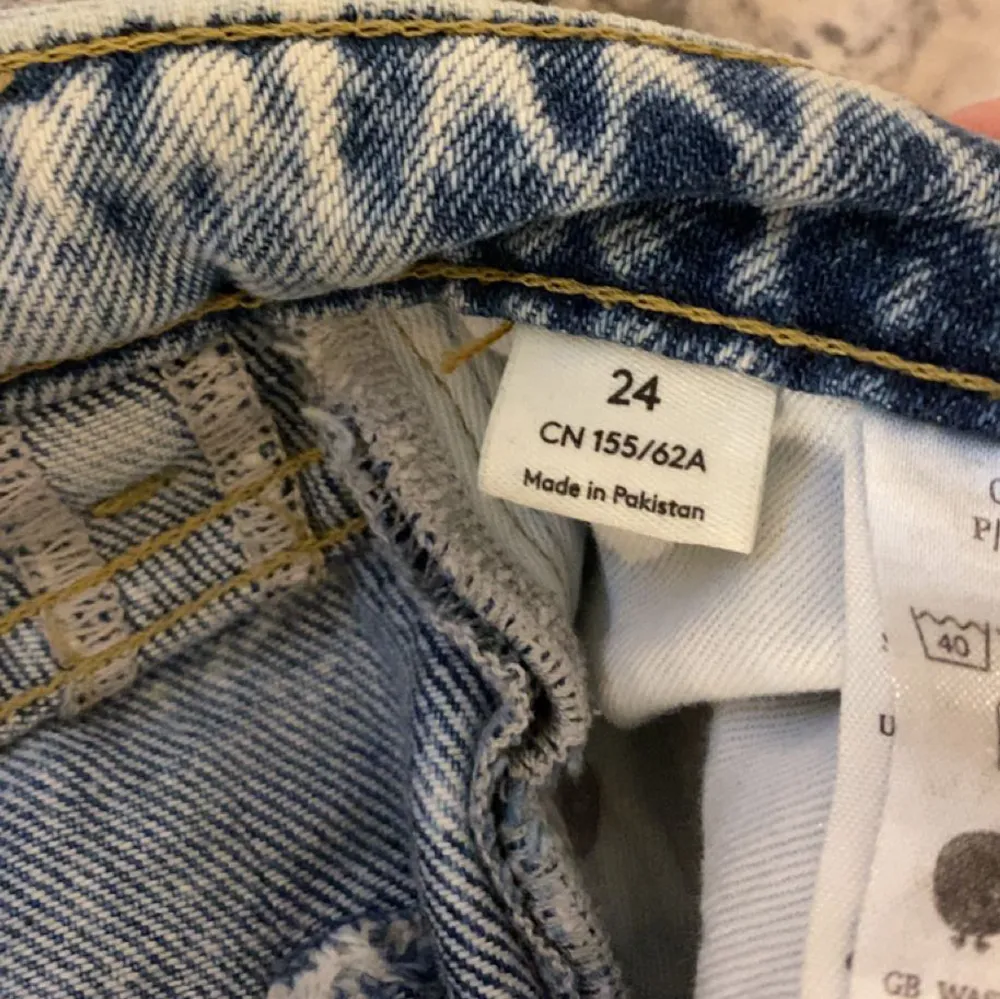 Ursnygga jeans från Monki i storlek 24/xs. Älskar dem men behöver rensa ut kläder så säljer därför dessa nu. . Jeans & Byxor.