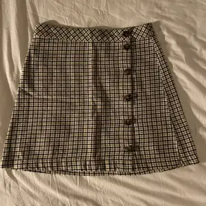 rutig kjol som jag köpte för några år sedan, den är knappt använd och därför i jätte bra skick:))