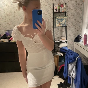 Vit klänning  - Säljer kläder pga utresning, bra skick. Köparen står för frakt 💙 Vit kläning oanvänd 