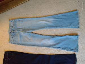 Säljer ett par ljusa jeans från MIH st 27 modellen heter Marrakech dom är i streth låga utsvängda 250 sek nypris va 2600 sek
