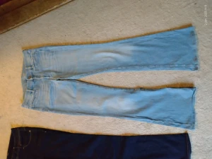 MIH jeans st 27 marrakesh - Säljer ett par ljusa jeans från MIH st 27 modellen heter Marrakech dom är i streth låga utsvängda 250 sek nypris va 2600 sek