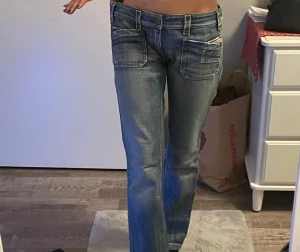 Diesel jeans  - Använd bild! Säljer mina lågmidjade diesel jeans som jag har andvänt ett fåtal gånger!är dock ett litet hål i vänstra ben!