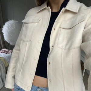 Kappa - Kort kappa köpt på Zalando. Endast använd en gång så i stort sätt nyskick. Fyra fickor fram🌟