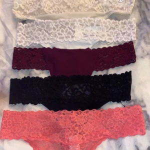 Fem pack nya trosor  - Fem pack med helt nya och oanvända stringtrosor, två i storlek S och de övriga i storlek Xs. Märken från womans secret, Cubus, pieces och hm. Frakt 45kr