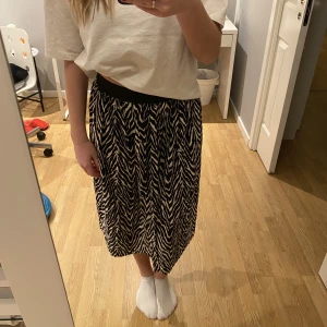 Kjol - Zebra mönstrad kjol! Kjolens tyg är super skönt. Du kan bära kjolen antingen som lågmidjat eller i midjan beroende på vad du själv föredrar🥰Jag säljer kjolen då den inte kommit till så mycket användning för mig. 