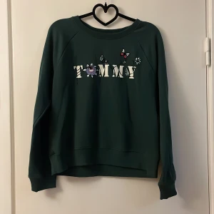 College tröja Tommy hilfiger - Grön college tröja från Tommy hilfiger. Använd 2 ggr. Storlek L men mer som m/l. Frakt tillkommer
