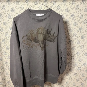 Acne tröja - Snygg gråsvart collegetröja från Acne