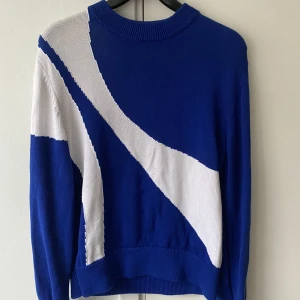 J Lindberg Sweatshirt - Storlek small, använd men i fint skick Cond 8/10 Unik tröja som drar åt sig komplimanger.