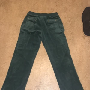 Juicy - Hej! Ett par juicy byxor som tyvärr inte passar mig längre men men. Jätte bra skick och har bara använts 5-8 gånger.