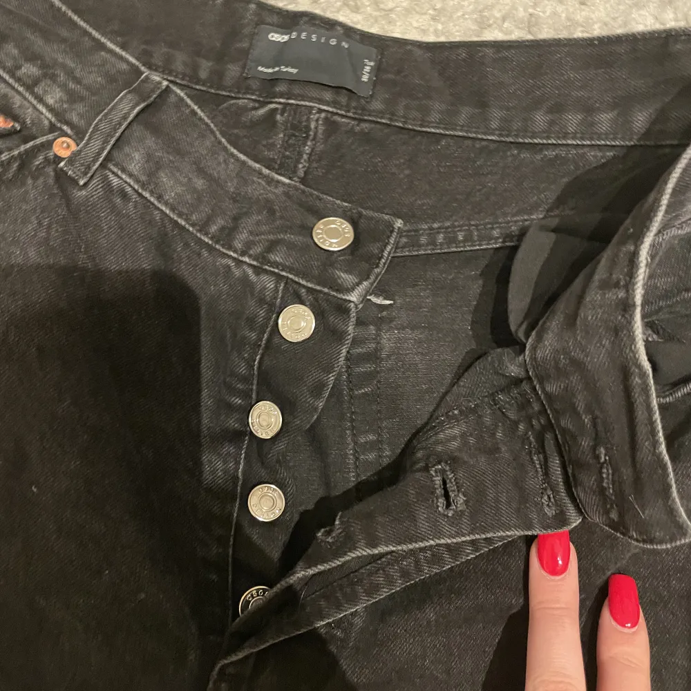 Ett par svarta jeans med slits där nere! Storlek 30/36 tall. Alltså M! . Jeans & Byxor.