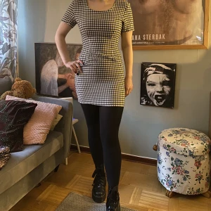 Rutig klänning - Skriv om du behöver mått eller har några frågor:))