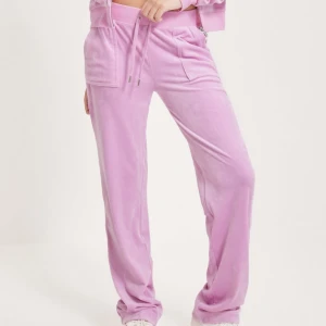 Rosa Juicy Couture byxor  - Rosa Juicy Couture byxor i färgen ”Orchid”, de är i storlek XS 💕 Alla knappar är på plats och de är i väldigt bra skick! Nypris: 1100kr! Skriv för egna bilder, köparen står för frakt ❤️