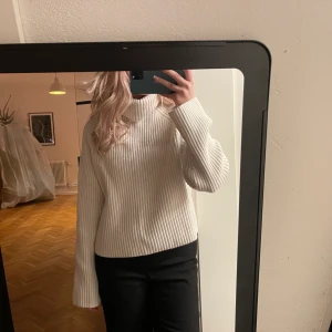 Vit stickad  - Vit stickad tröja med polokrage, aldrig använd❤️
