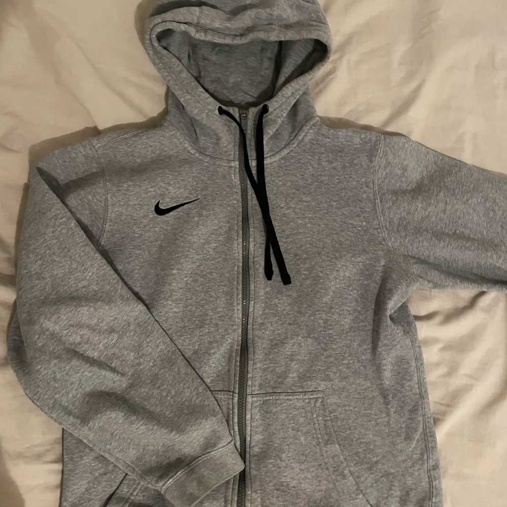 Säljer min gråa Nike hoodie då den inte kommer till användning. Den är köpt i somras och i jätte fint skick.. Hoodies.