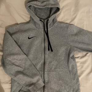 Säljer min gråa Nike hoodie då den inte kommer till användning. Den är köpt i somras och i jätte fint skick.