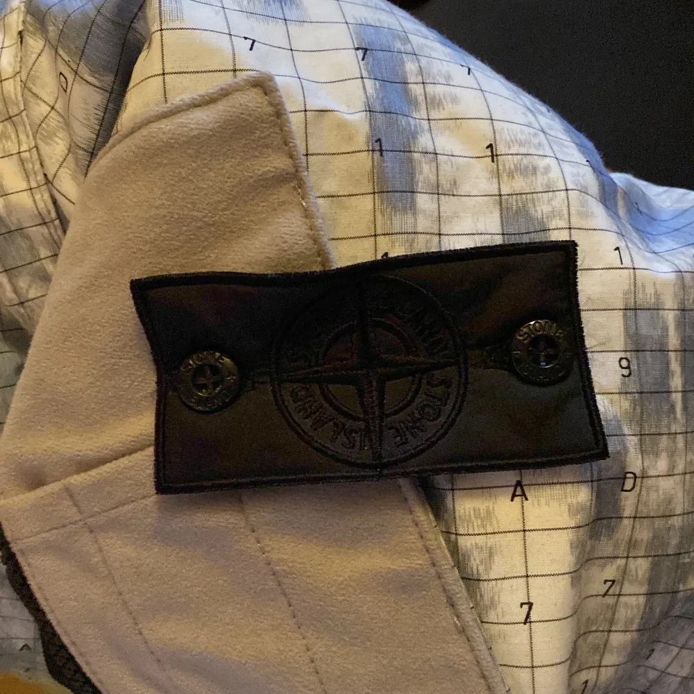 Stone island shadow project bomber jacka. Köpt på NK Stockholm, har kvitto och tags kvar, kan skickad vid förfrågan. Jackan är äkta, priset är diskuterbart, hör av dig vid intresse eller om mer bilder önskas.. Jackor.