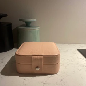 Smyckesskrin - Säljer det här fina smyckesskrinet som tyvärr inte kommer till användning. Kontakta för fler bilder eller om du är intresserad.☺️ Köp inte direkt! 