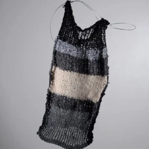 Cool stickad topp - Löst stickad topp från Plick x röda korset kollektionen. Kom inte till användning så säljer nu🙏