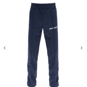 Palm Angels - Kollar intresse på mina Palm angels byxor, inga större defekter förutom en liten fläck som ej gått bort🤍kom med prisförslag GIVETVIS ÄKTA