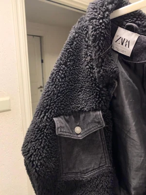 Jacka - Jacka från Zara i storlek M, nästan helt ny. 